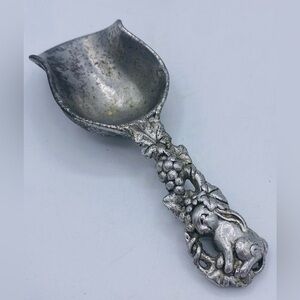 Arthur Court Vintage 1997 Bunny Rabbit Grape Vine Aluminum Ice Scoop 7” Long